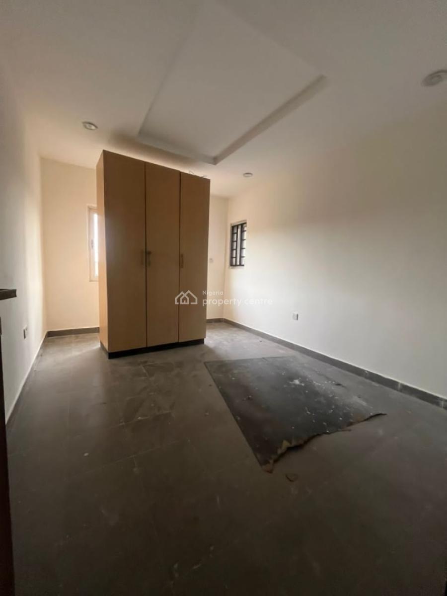 Spacious & Clean 3 Bedroom Flat, Magodo Phase 1, Gra Phase 1, Magodo, Lagos, Flat / Apartment for Rent