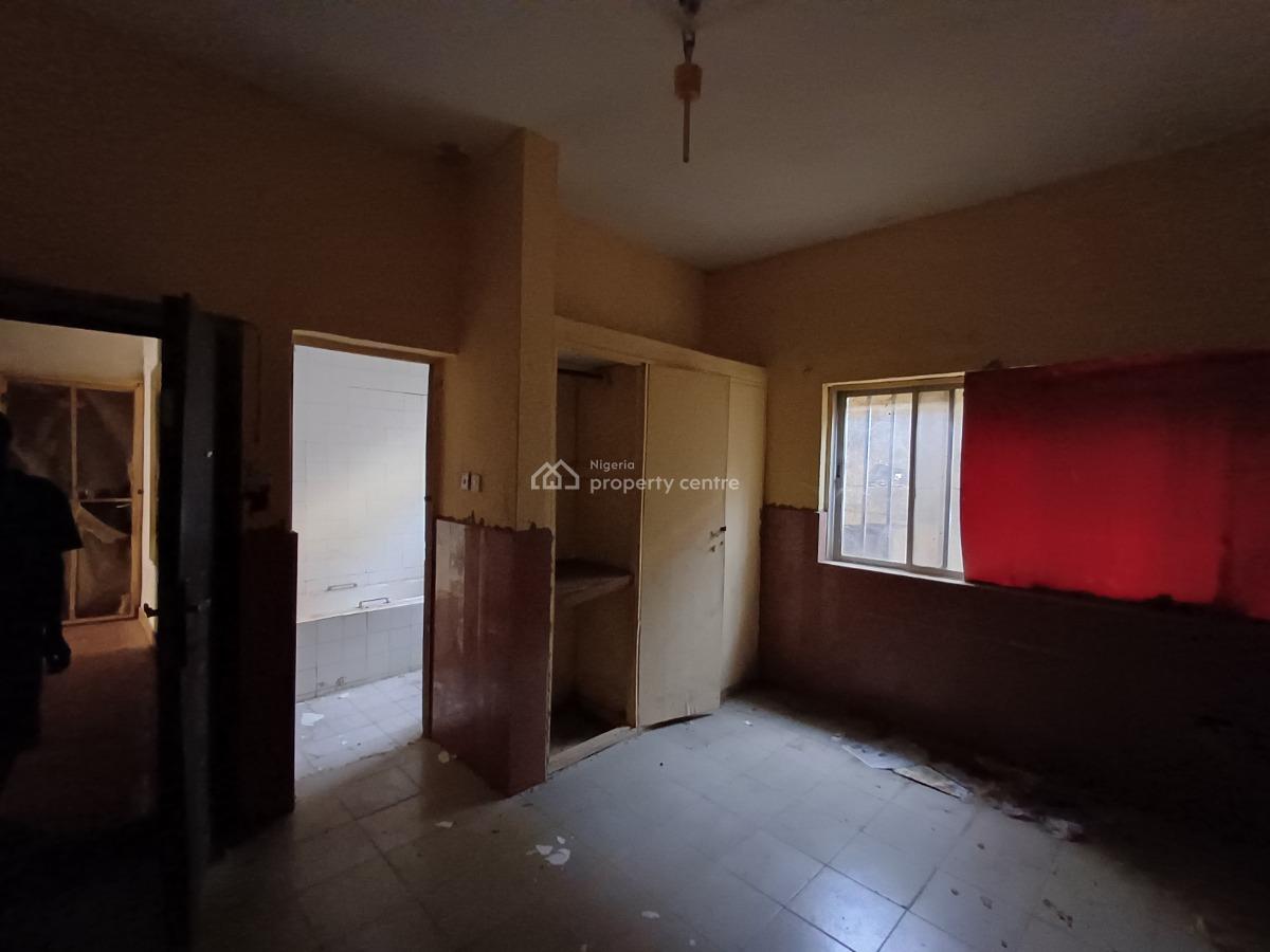 18 Rooms Guest House in a Prime Location, Zone 2, Wuse, Abuja, Hotel / Guest House for Rent