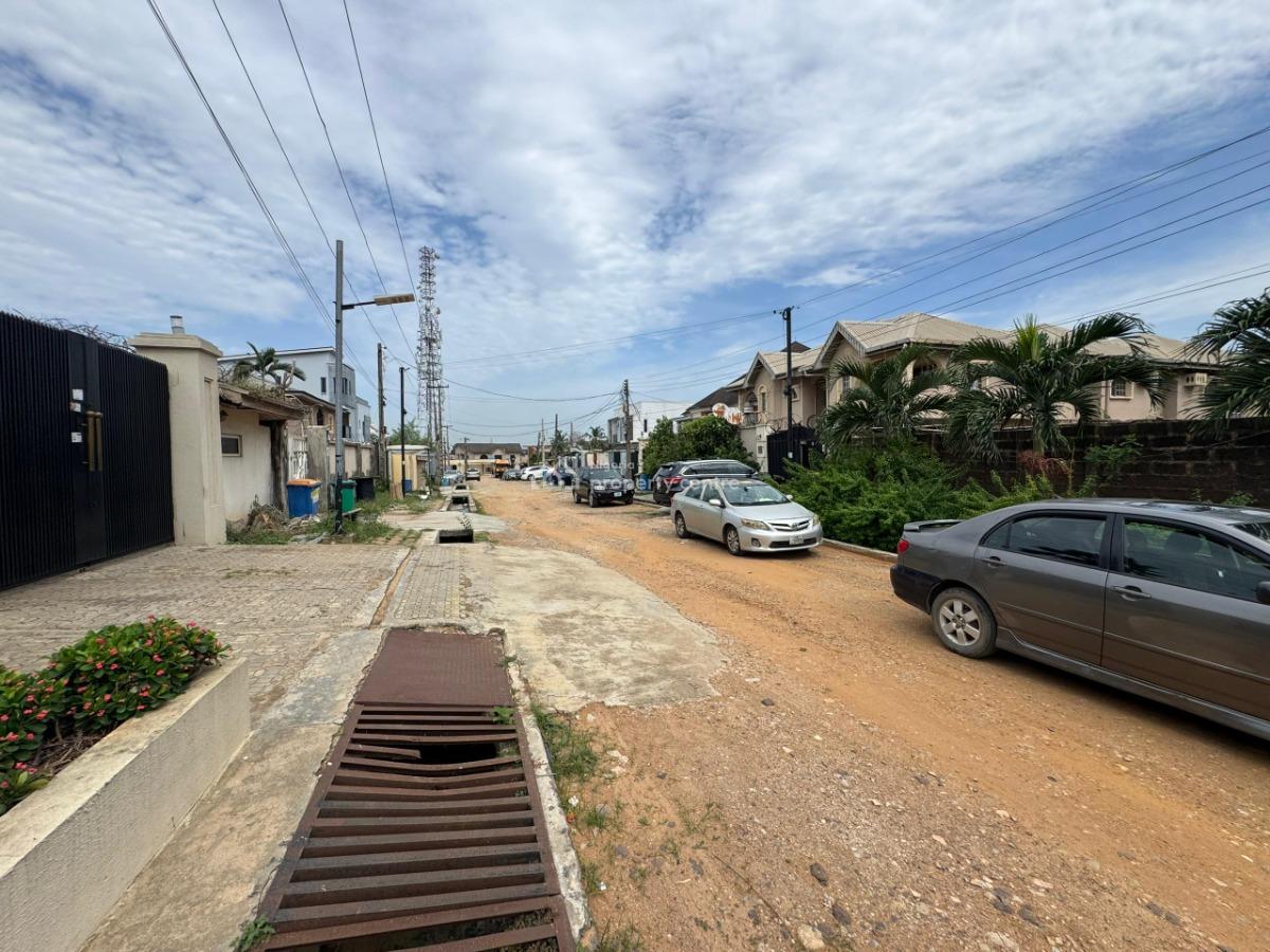 a 648sqm Plot with a Structure, Magodo Gra, Gra Phase 1, Magodo, Lagos, Residential Land for Sale