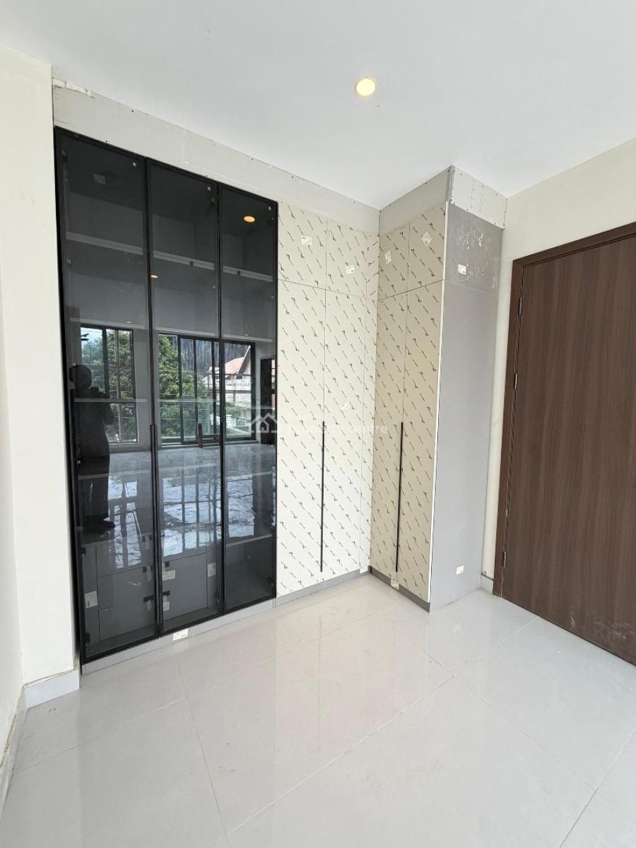 Spacious 2 Bedroom Decent Apartment, Lekki Phase 1, Lekki, Lagos, Flat / Apartment for Sale