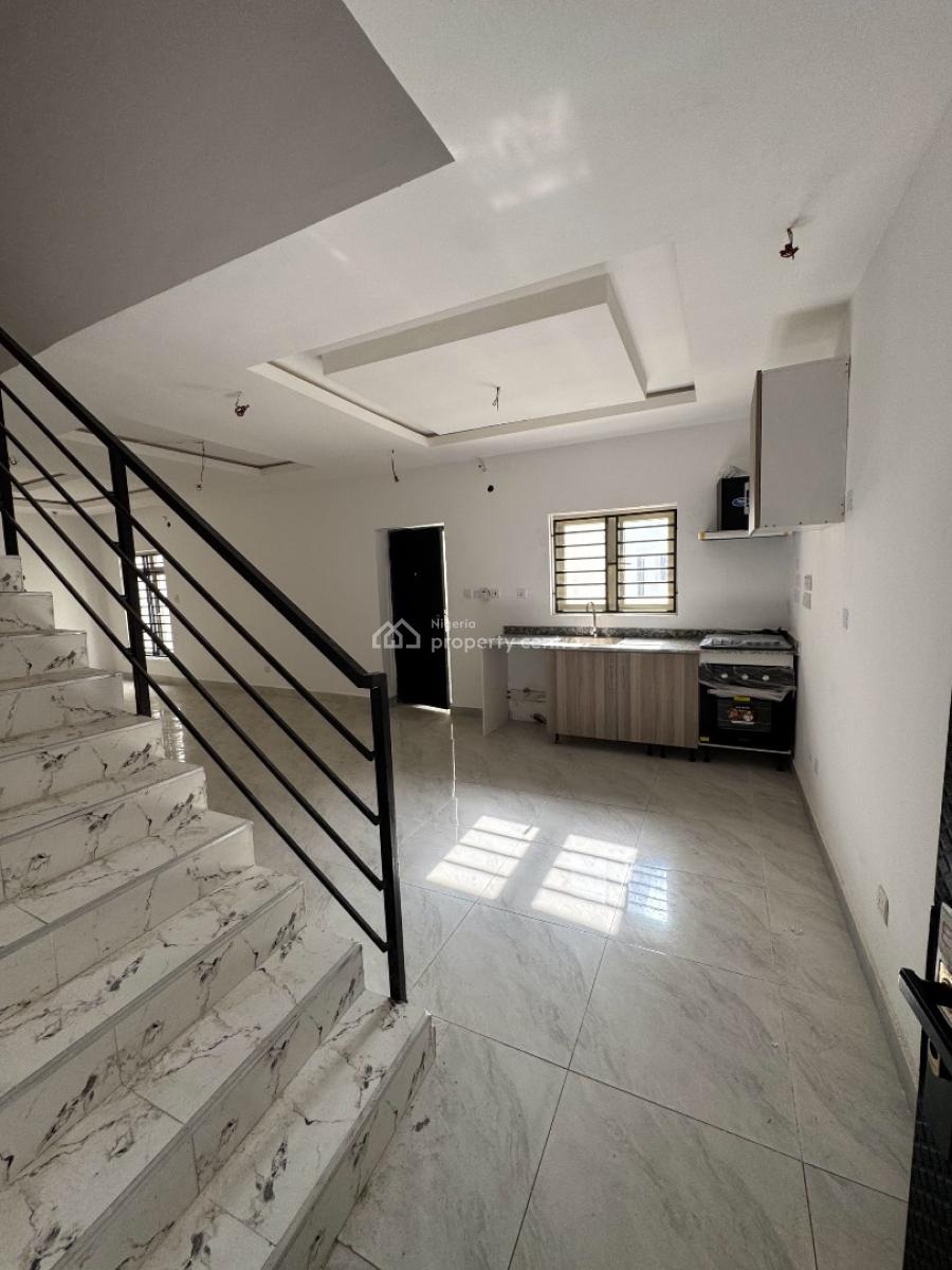 Well Secured 2 Bedroom Maisonette, Admiralty Way, Lekki Phase 1, Lekki, Lagos, Flat / Apartment for Rent