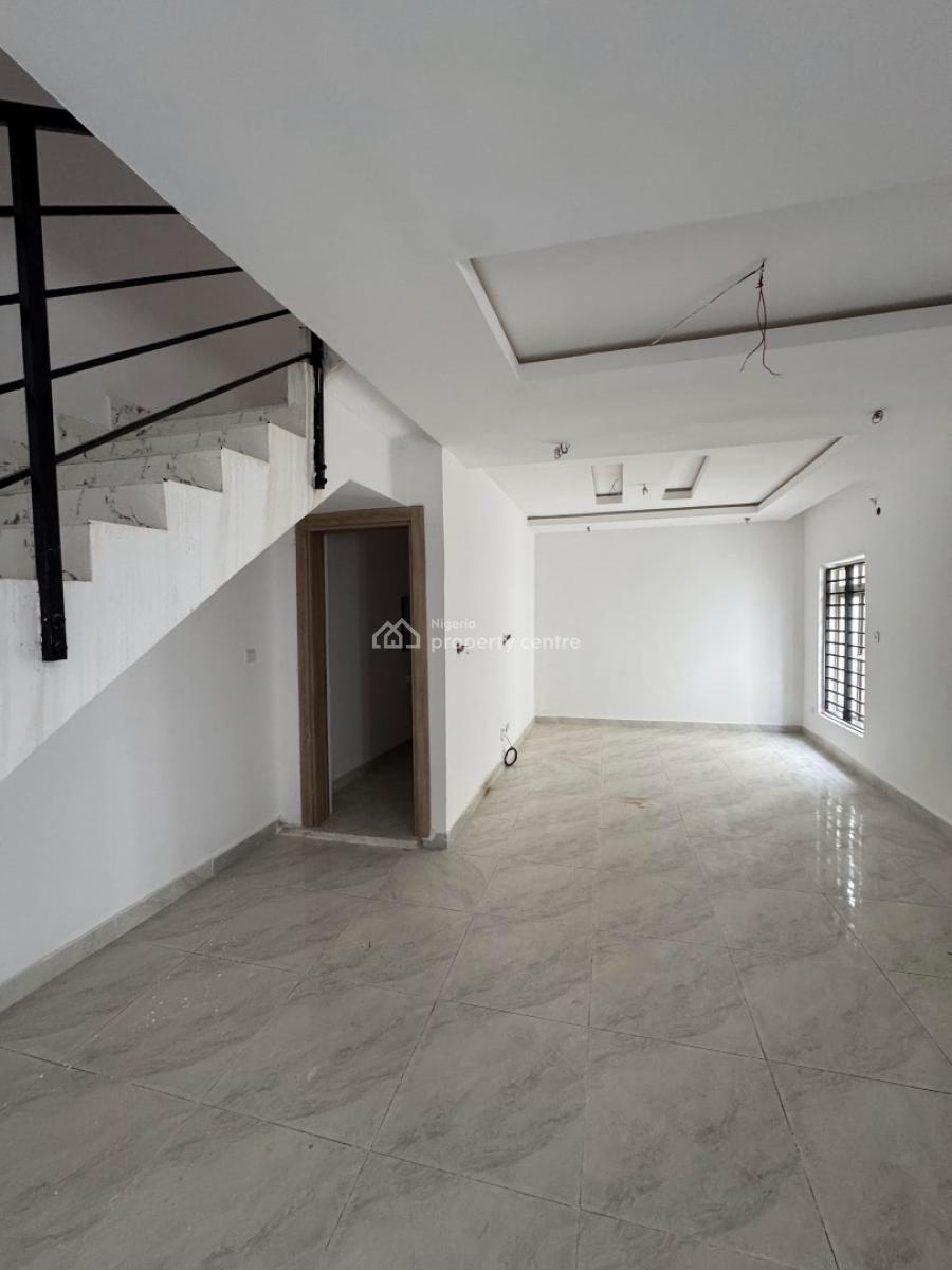 Well Secured 2 Bedroom Maisonette, Admiralty Way, Lekki Phase 1, Lekki, Lagos, Flat / Apartment for Rent