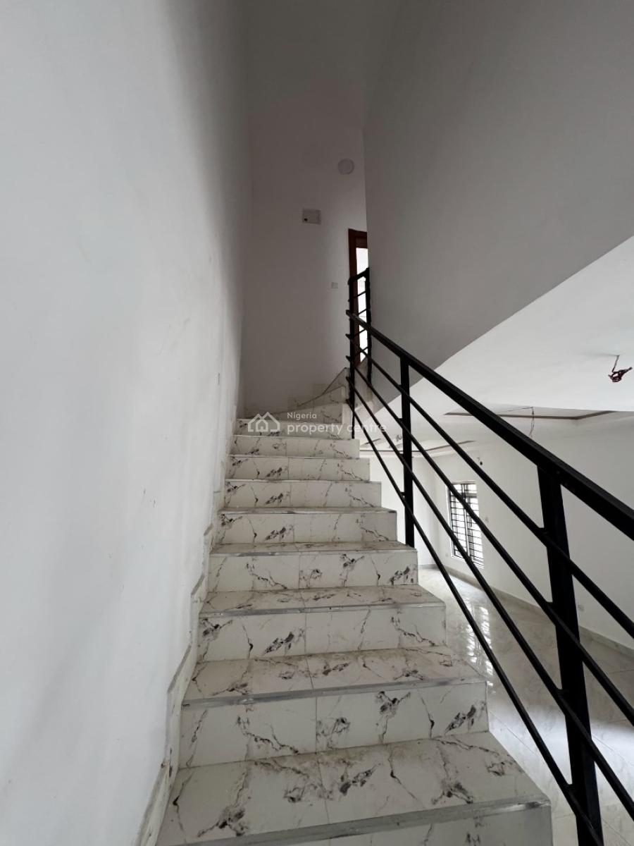 Well Secured 2 Bedroom Maisonette, Admiralty Way, Lekki Phase 1, Lekki, Lagos, Flat / Apartment for Rent