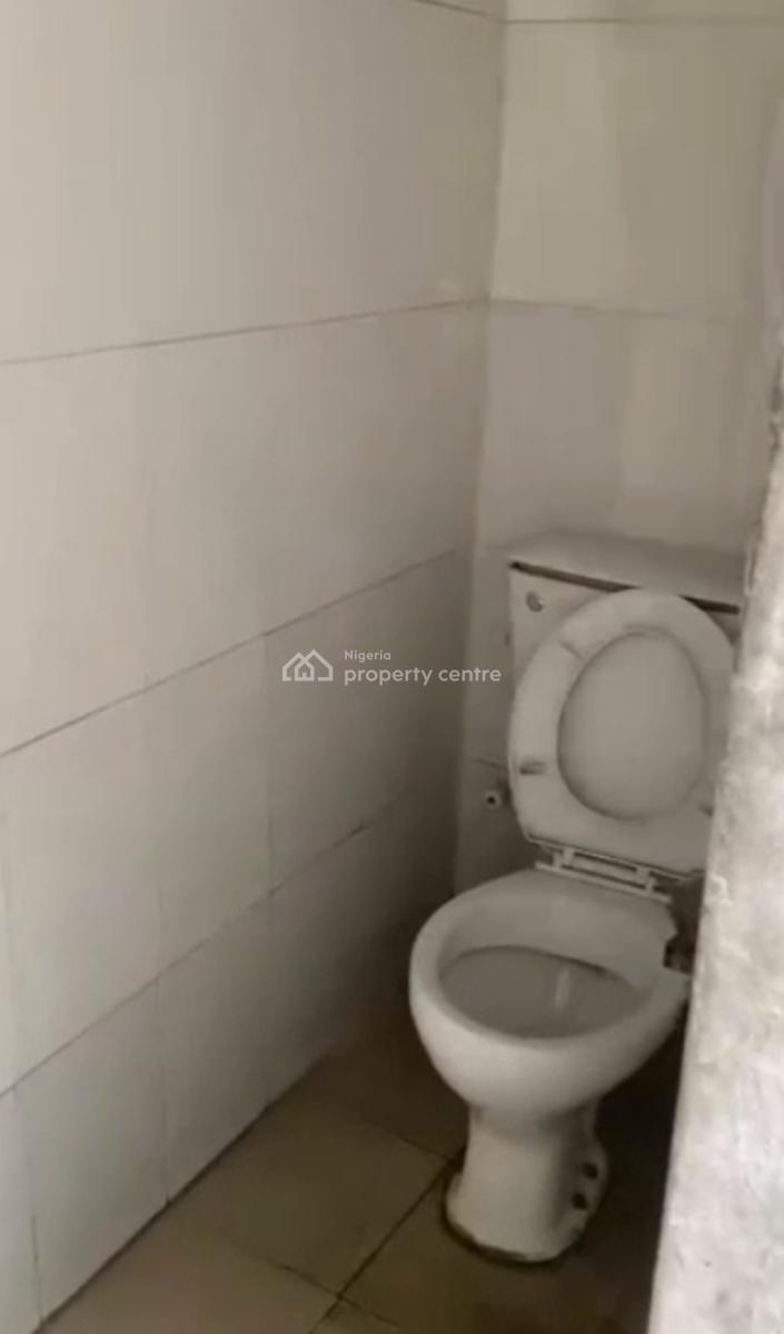 Massively Spacious Commercial Space with 3 Toilets, Abule Oja, Yaba, Lagos, Commercial Property for Rent