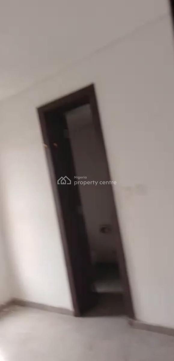 Standard Spacious 2 Bedroom Apartment, Off Babs Animashaun By Bode Thomas Junction, Surulere, Lagos, Flat / Apartment for Rent