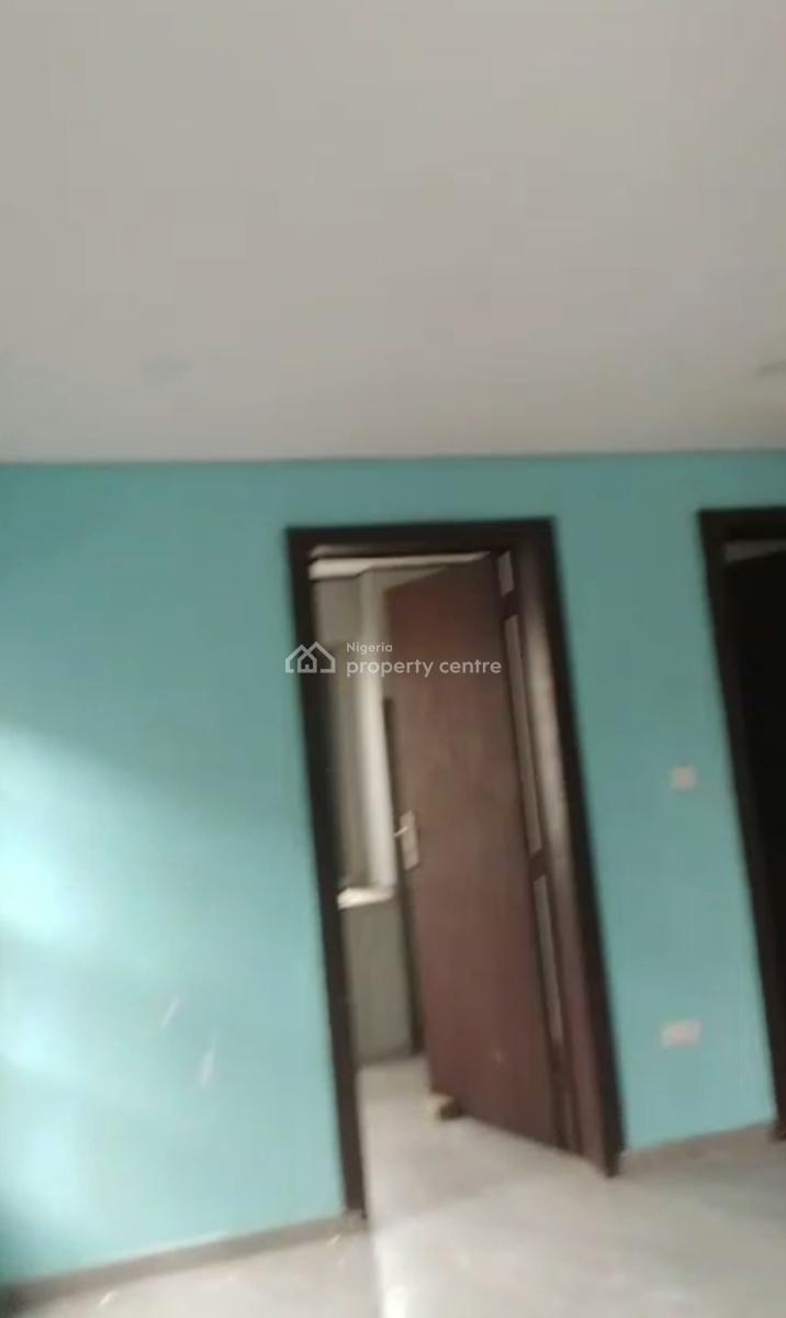 Standard Spacious 2 Bedroom Apartment, Off Babs Animashaun By Bode Thomas Junction, Surulere, Lagos, Flat / Apartment for Rent