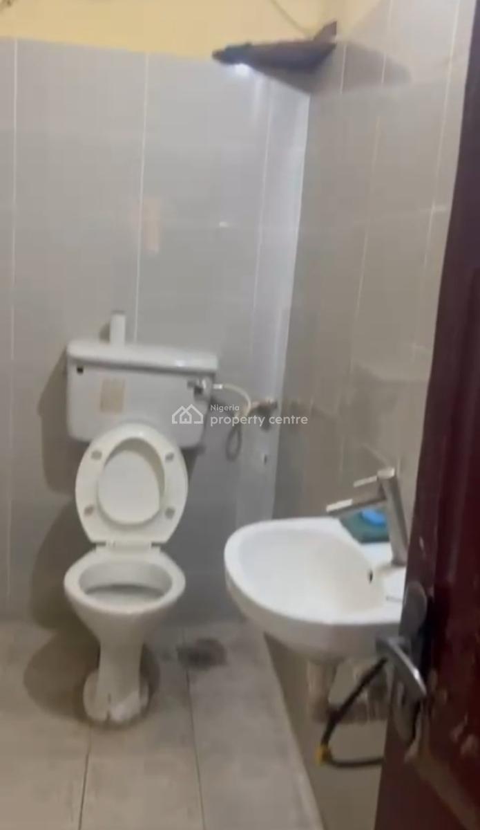 1bedroom Flat, Ground Floor,  Tarred Road, Area 1 Shopping Center, Garki, Abuja, Flat / Apartment for Rent