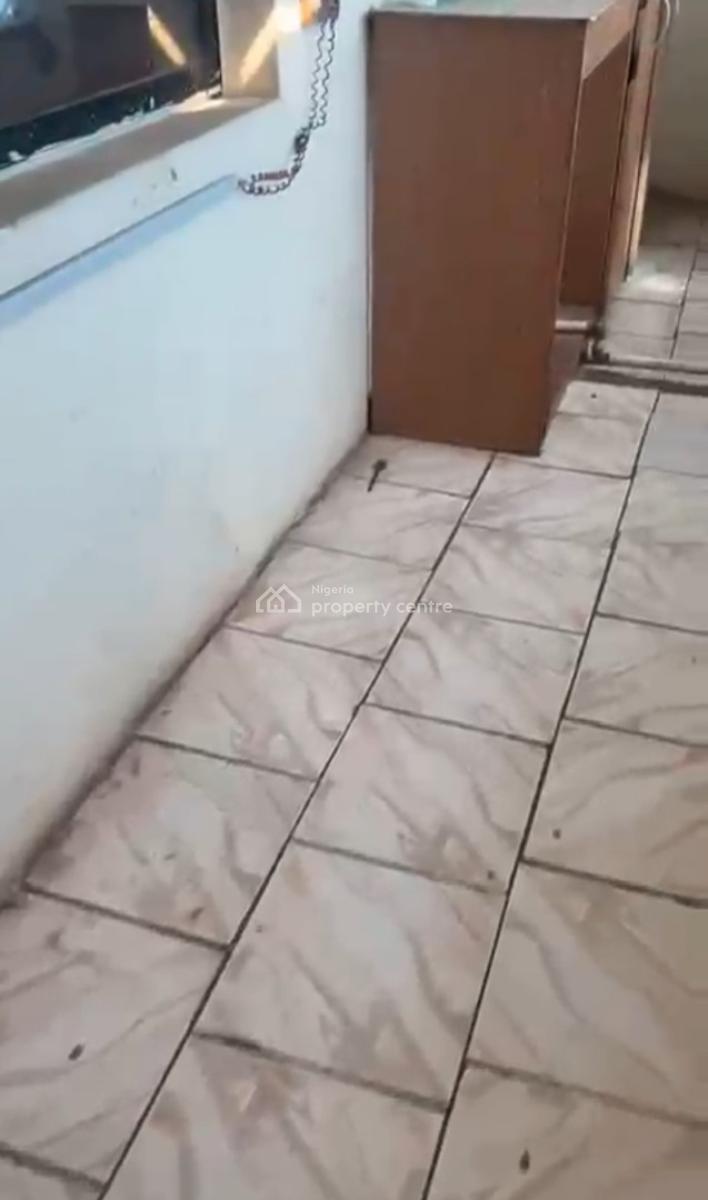 1bedroom Flat, Ground Floor,  Tarred Road, Area 1 Shopping Center, Garki, Abuja, Flat / Apartment for Rent