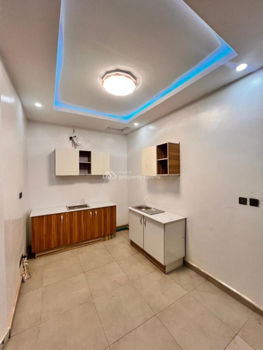Spacious Masters Bed Sharing Kitchen in Seviced Clean Water Secured, Orchid Road Dpkay Estate, Lekki, Lagos, Flat / Apartment for Rent