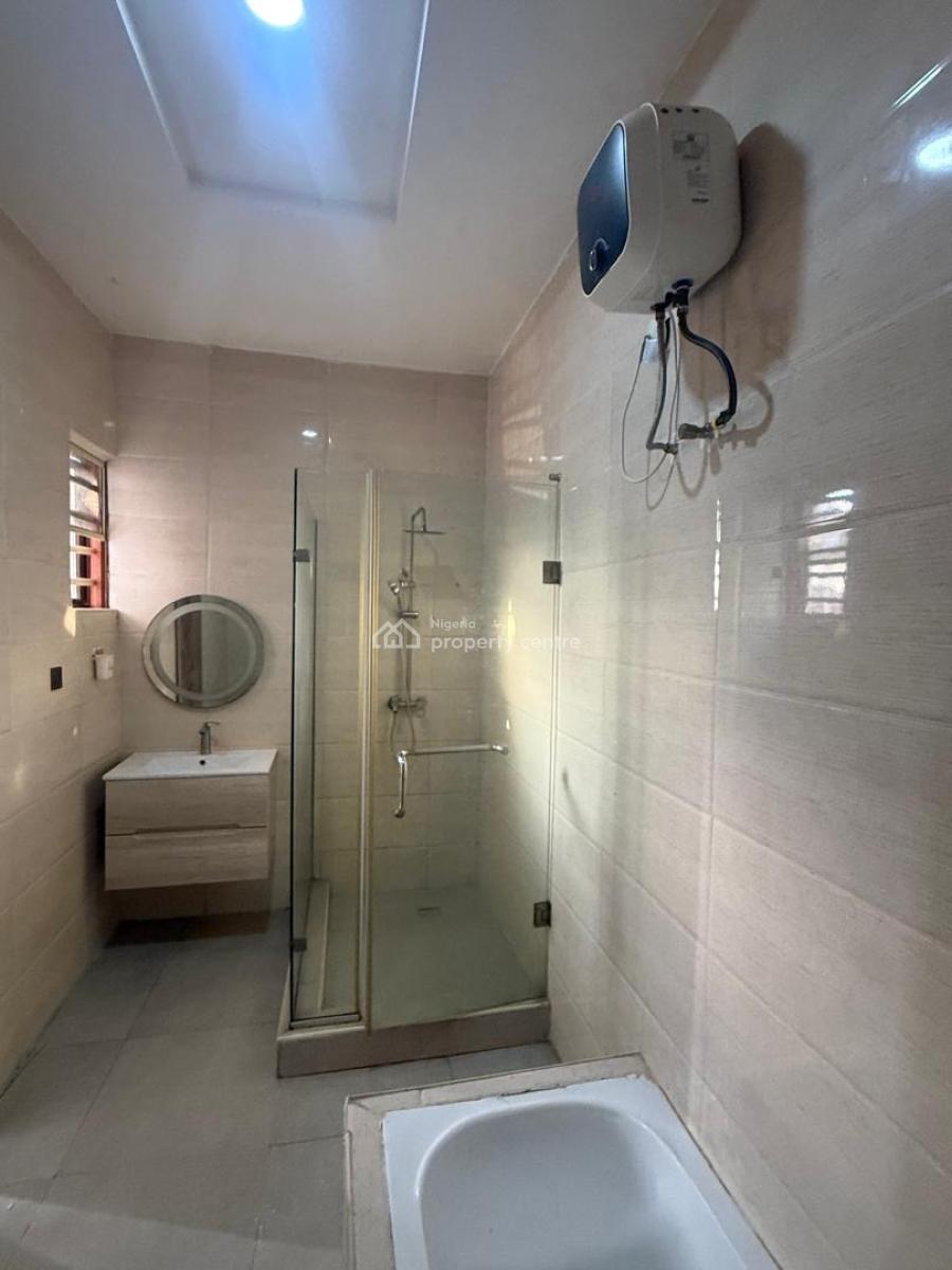 Spacious Masters Bed Sharing Kitchen in Seviced Clean Water Secured, Orchid Road Dpkay Estate, Lekki, Lagos, Flat / Apartment for Rent