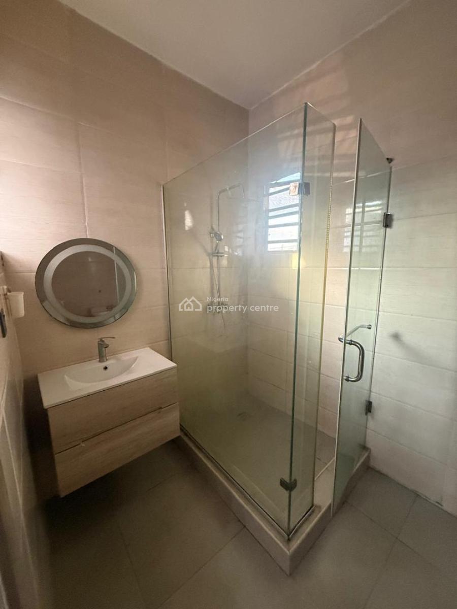 Spacious Masters Bed Sharing Kitchen in Seviced Clean Water Secured, Orchid Road Dpkay Estate, Lekki, Lagos, Flat / Apartment for Rent
