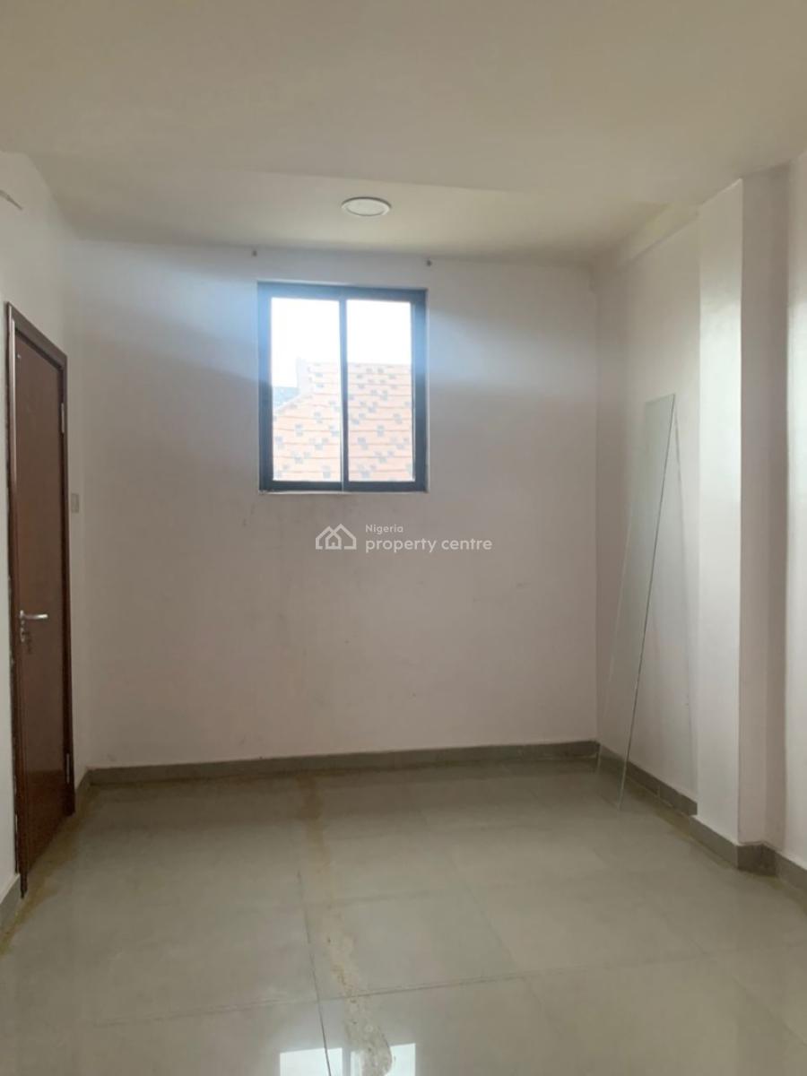 Spacious N Neat 3bedroom Second Floor Serviced, Right Hand Side, Lekki Phase 1, Lekki, Lagos, Flat / Apartment for Rent