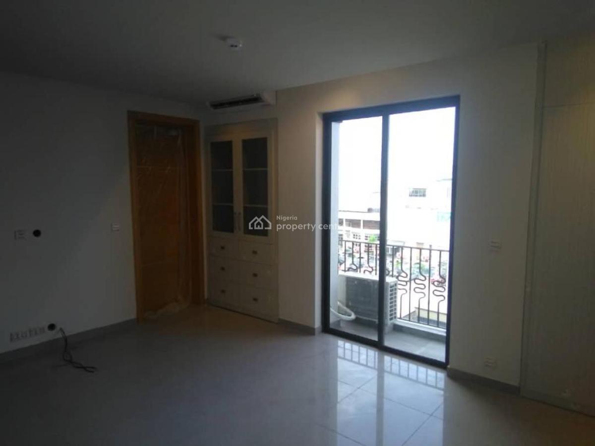 Spacious 3 Bedroom Flat, Muzi Banire Street, Lekki Phase 1, Lekki, Lagos, Flat / Apartment for Rent