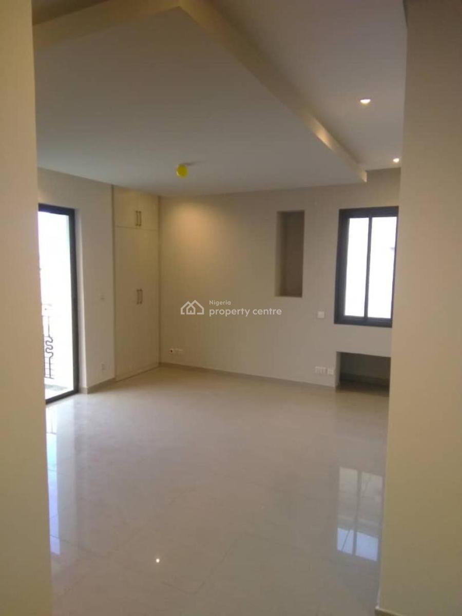 Spacious 3 Bedroom Flat, Muzi Banire Street, Lekki Phase 1, Lekki, Lagos, Flat / Apartment for Rent