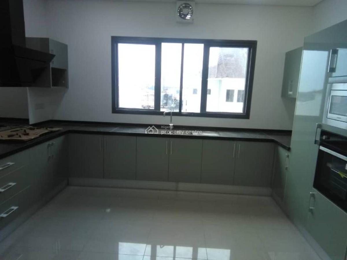 Spacious 3 Bedroom Flat, Muzi Banire Street, Lekki Phase 1, Lekki, Lagos, Flat / Apartment for Rent