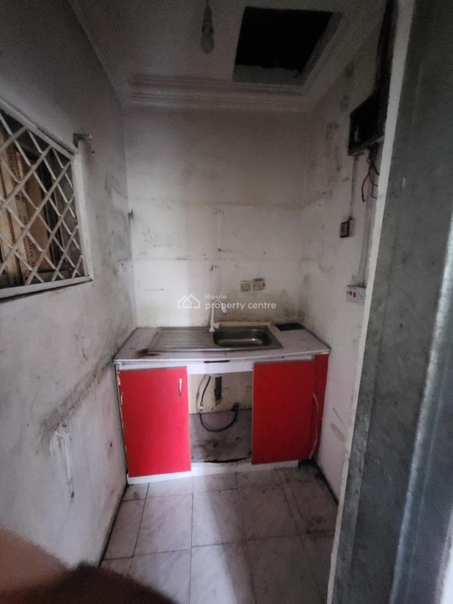 Spacious 1bedroom Flat, 1st Floor. Private Compound, Tarred, Wuse Zone(tarred Rd), Wuse, Abuja, Flat / Apartment for Rent