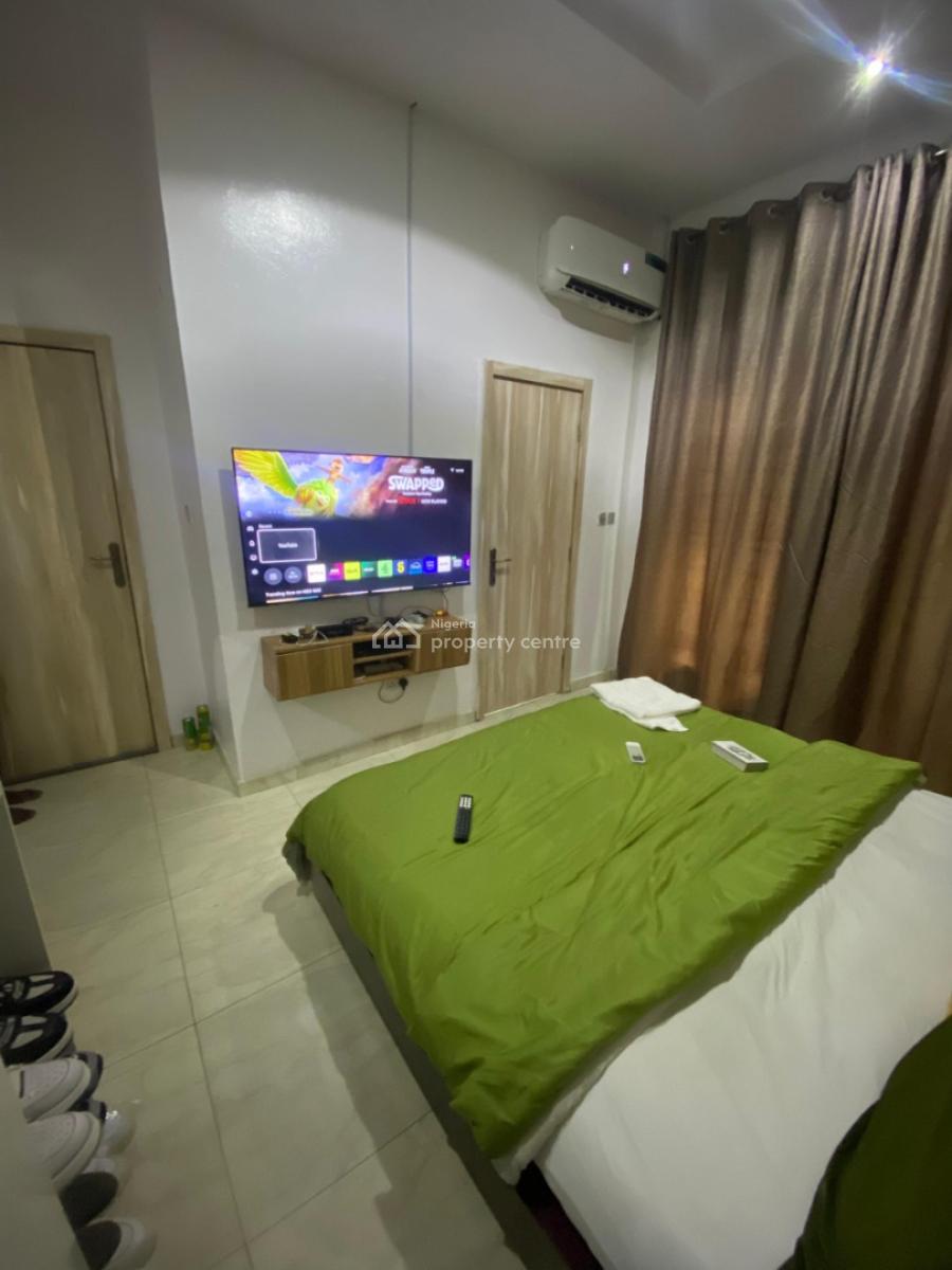 Fully Serviced and Furnished Spacious Room Sharing Kitchen, Orchid Road, Lekki, Lagos, Flat / Apartment for Rent