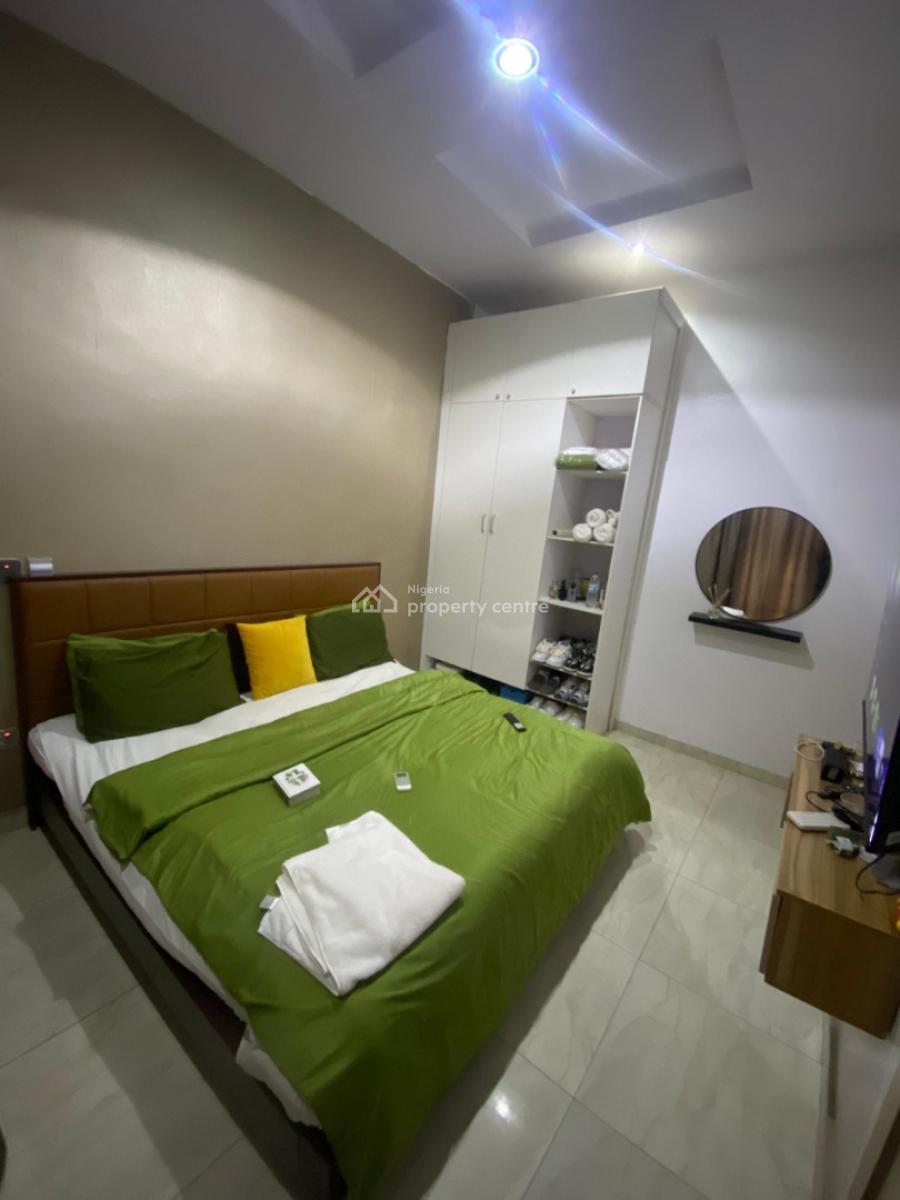 Fully Serviced and Furnished Spacious Room Sharing Kitchen, Orchid Road, Lekki, Lagos, Flat / Apartment for Rent