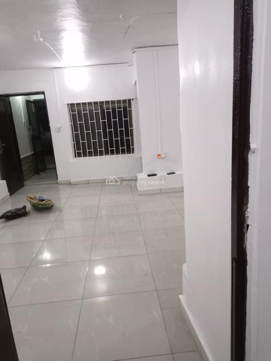 2 Bedroom Flat Downstairs in a Well Secured Estate. Fully Serviced, in an Estate, Osapa, Lekki, Lagos, Flat / Apartment for Rent