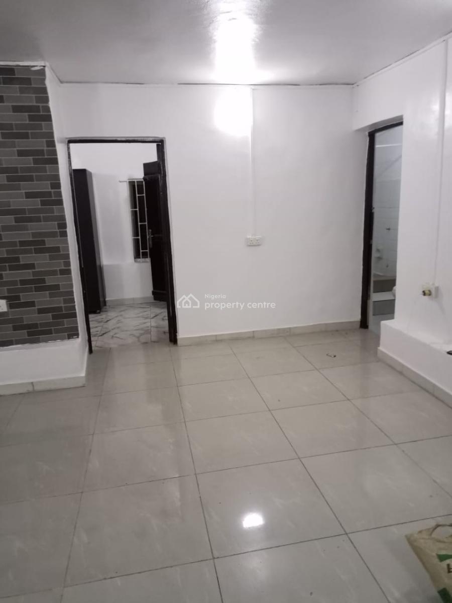 2 Bedroom Flat Downstairs in a Well Secured Estate. Fully Serviced, in an Estate, Osapa, Lekki, Lagos, Flat / Apartment for Rent