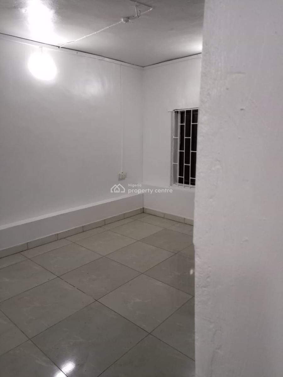 2 Bedroom Flat Downstairs in a Well Secured Estate. Fully Serviced, in an Estate, Osapa, Lekki, Lagos, Flat / Apartment for Rent