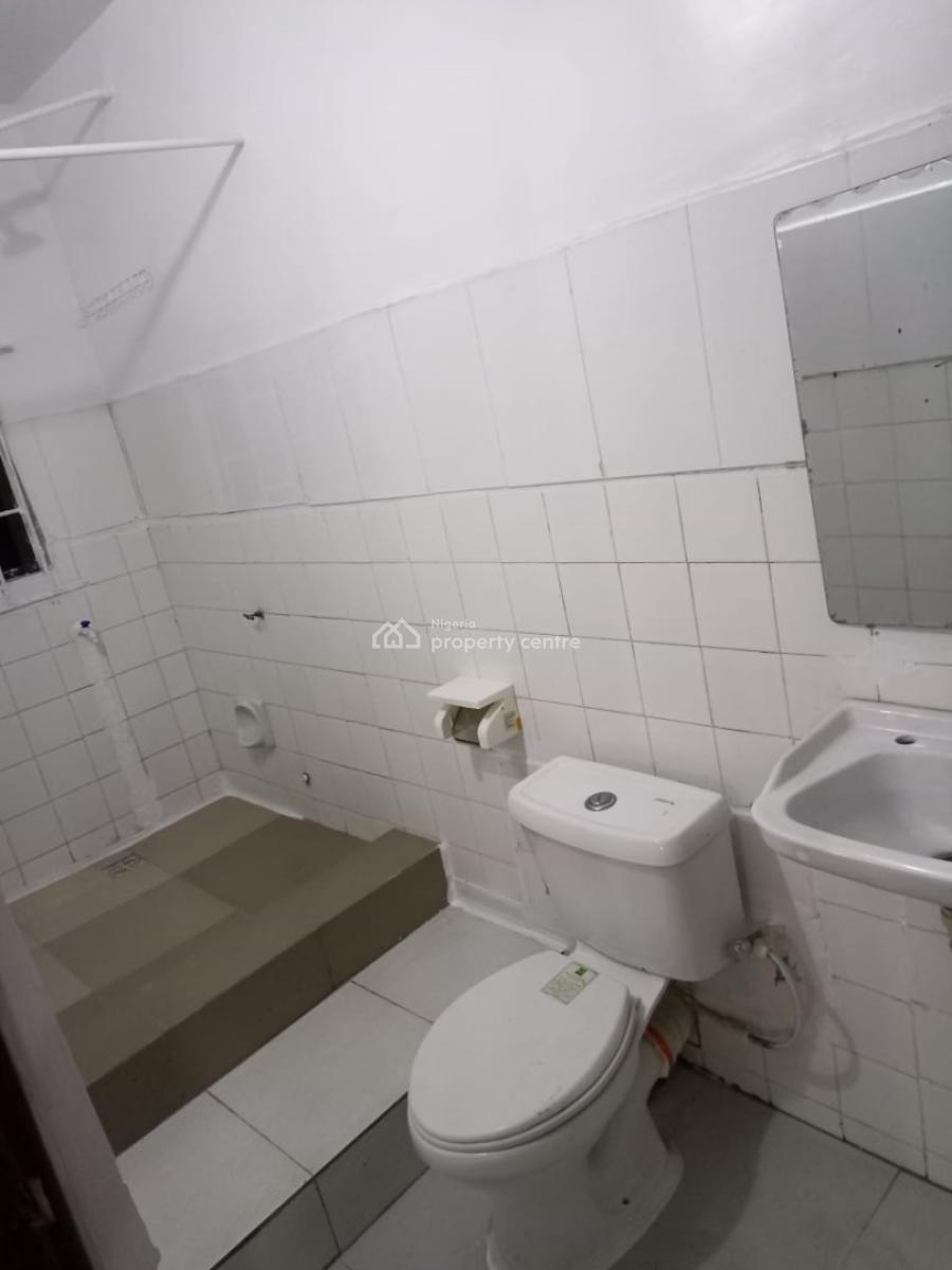 2 Bedroom Flat Downstairs in a Well Secured Estate. Fully Serviced, in an Estate, Osapa, Lekki, Lagos, Flat / Apartment for Rent