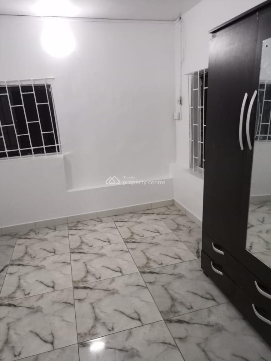 2 Bedroom Flat Downstairs in a Well Secured Estate. Fully Serviced, in an Estate, Osapa, Lekki, Lagos, Flat / Apartment for Rent