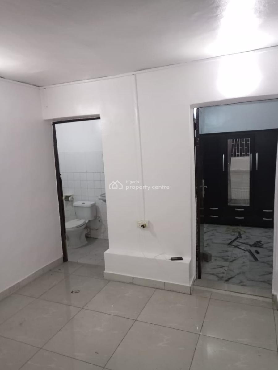 2 Bedroom Flat Downstairs in a Well Secured Estate. Fully Serviced, in an Estate, Osapa, Lekki, Lagos, Flat / Apartment for Rent