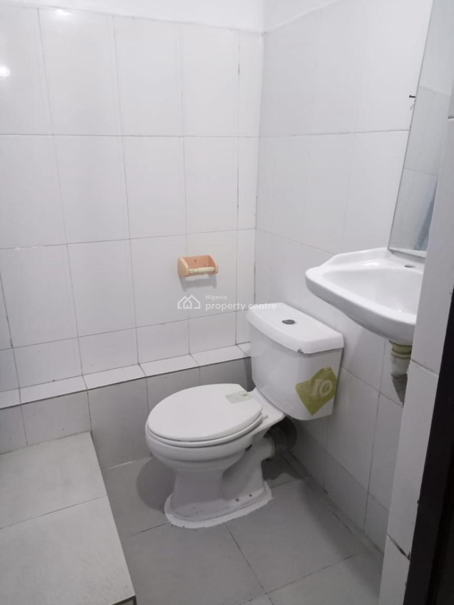 2 Bedroom Flat Downstairs in a Well Secured Estate. Fully Serviced, in an Estate, Osapa, Lekki, Lagos, Flat / Apartment for Rent