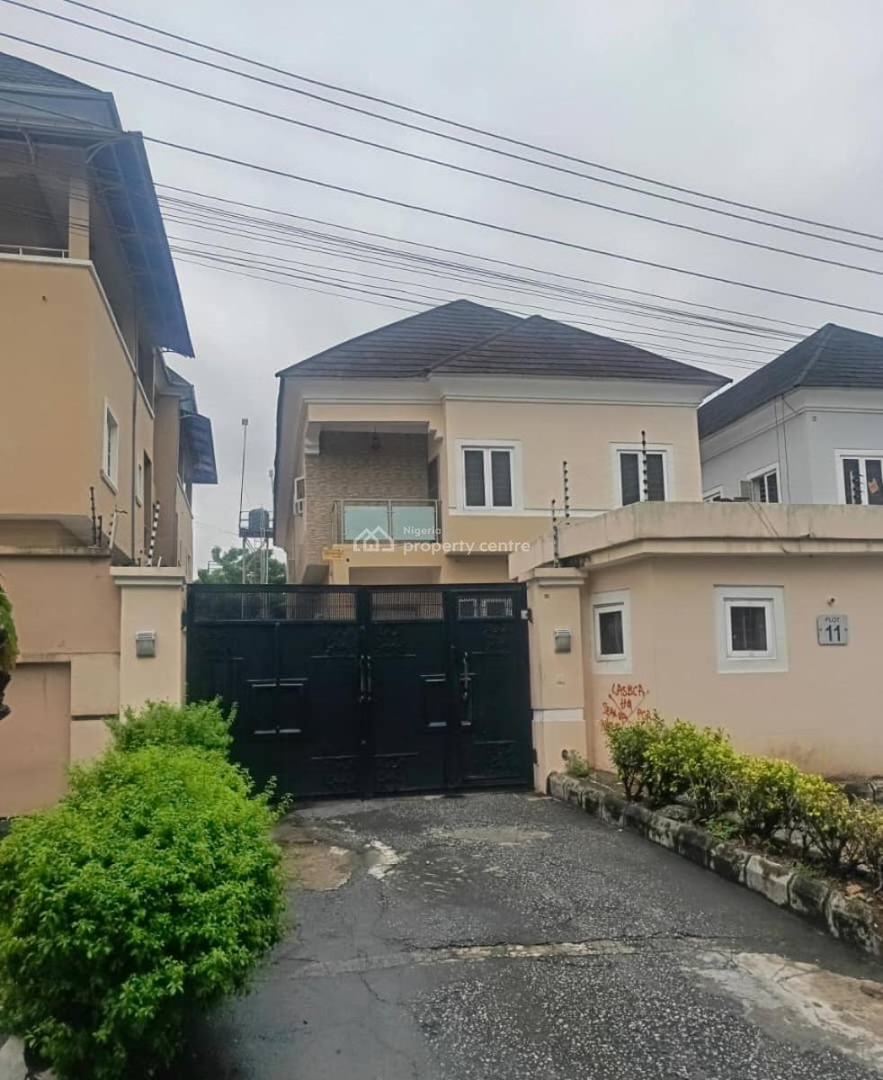 Well-maintained, 3 Bedroom Apartment with a Bq, Lekki Phase1, Lekki, Lagos, Flat / Apartment for Rent