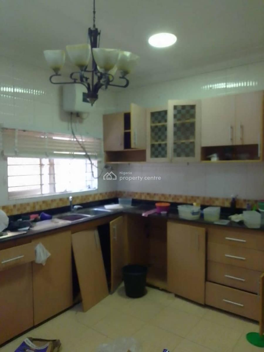 Well-maintained, 3 Bedroom Apartment with a Bq, Lekki Phase1, Lekki, Lagos, Flat / Apartment for Rent