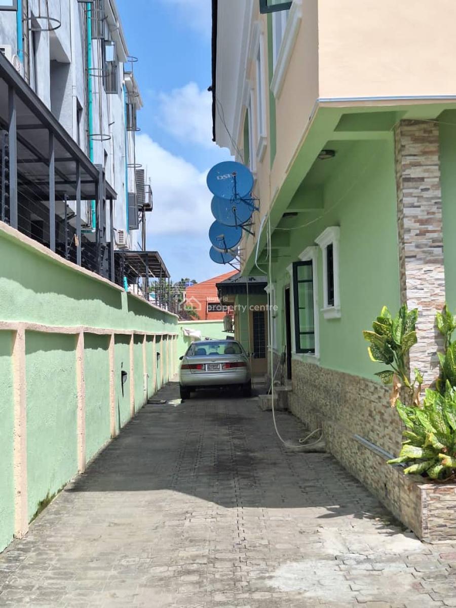 Well-maintained ,neat 2 Bedroom Apartment, Lekki Phase1, Lekki, Lagos, Flat / Apartment for Rent
