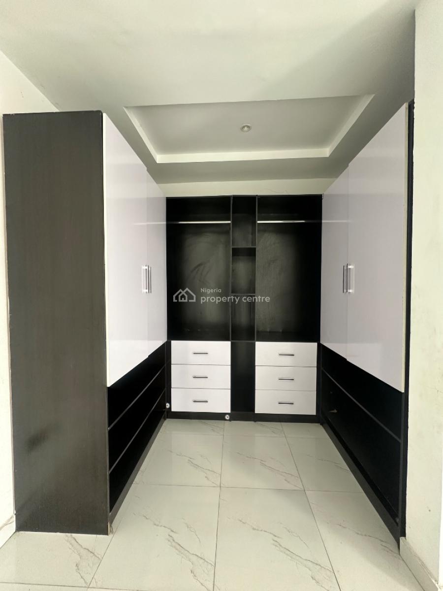 Spacious 3 Bedroom Apartment (upstairs), Ilasan, Lekki, Lagos, Flat / Apartment for Rent
