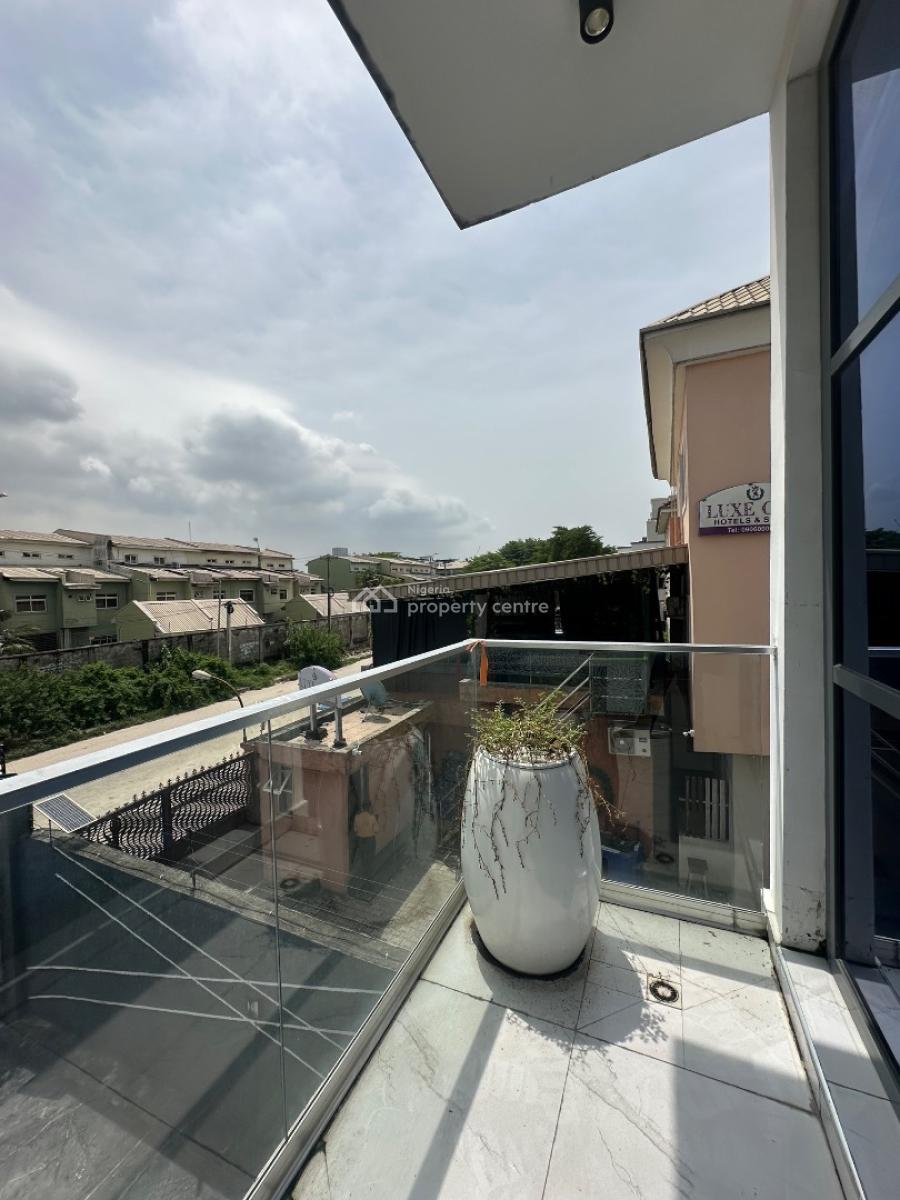 Spacious 3 Bedroom Apartment (upstairs), Ilasan, Lekki, Lagos, Flat / Apartment for Rent