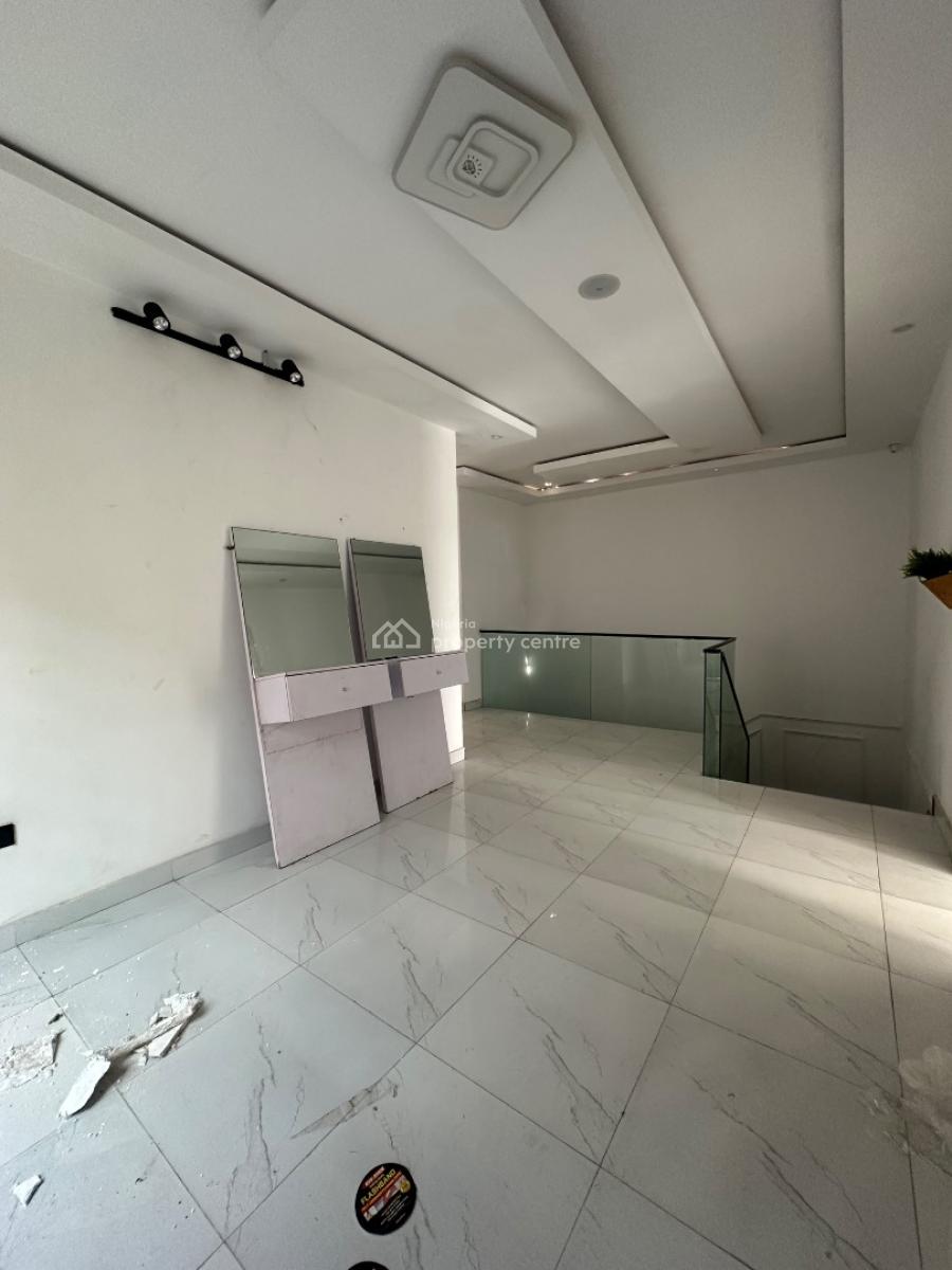 Spacious 3 Bedroom Apartment (upstairs), Ilasan, Lekki, Lagos, Flat / Apartment for Rent