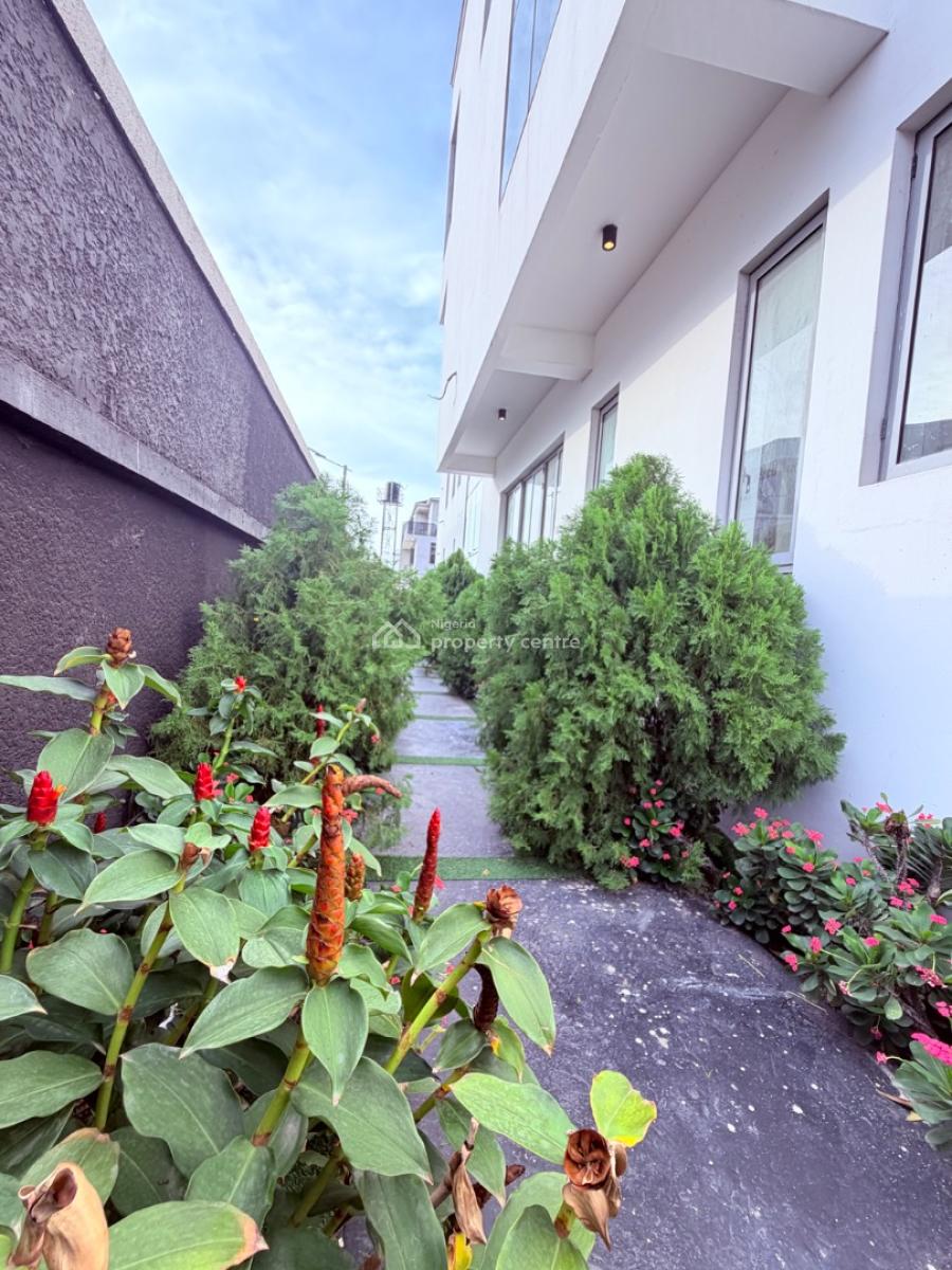 Massive 5bedrooms House with Bq, Palm Estate Beside Pinnock Beach, Osapa, Lekki, Lagos, Detached Duplex for Sale