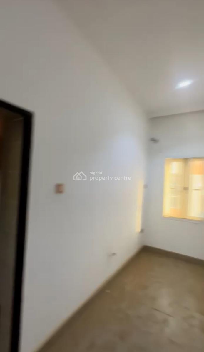 Clean 2bedroom Flat. 2nd Floor Tarred Rd, American International School, Garki, Abuja, Flat / Apartment for Rent
