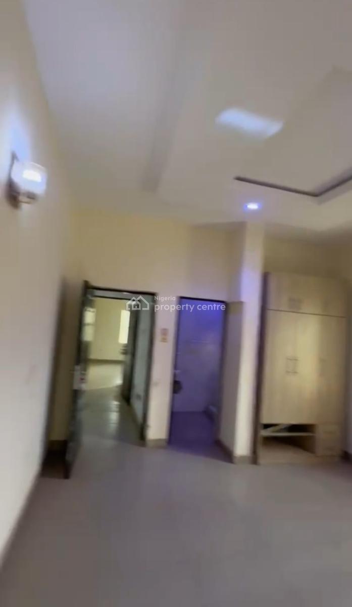 Clean 2bedroom Flat. 2nd Floor Tarred Rd, American International School, Garki, Abuja, Flat / Apartment for Rent