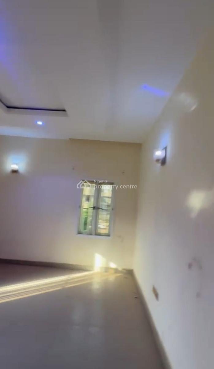 Clean 2bedroom Flat. 2nd Floor Tarred Rd, American International School, Garki, Abuja, Flat / Apartment for Rent