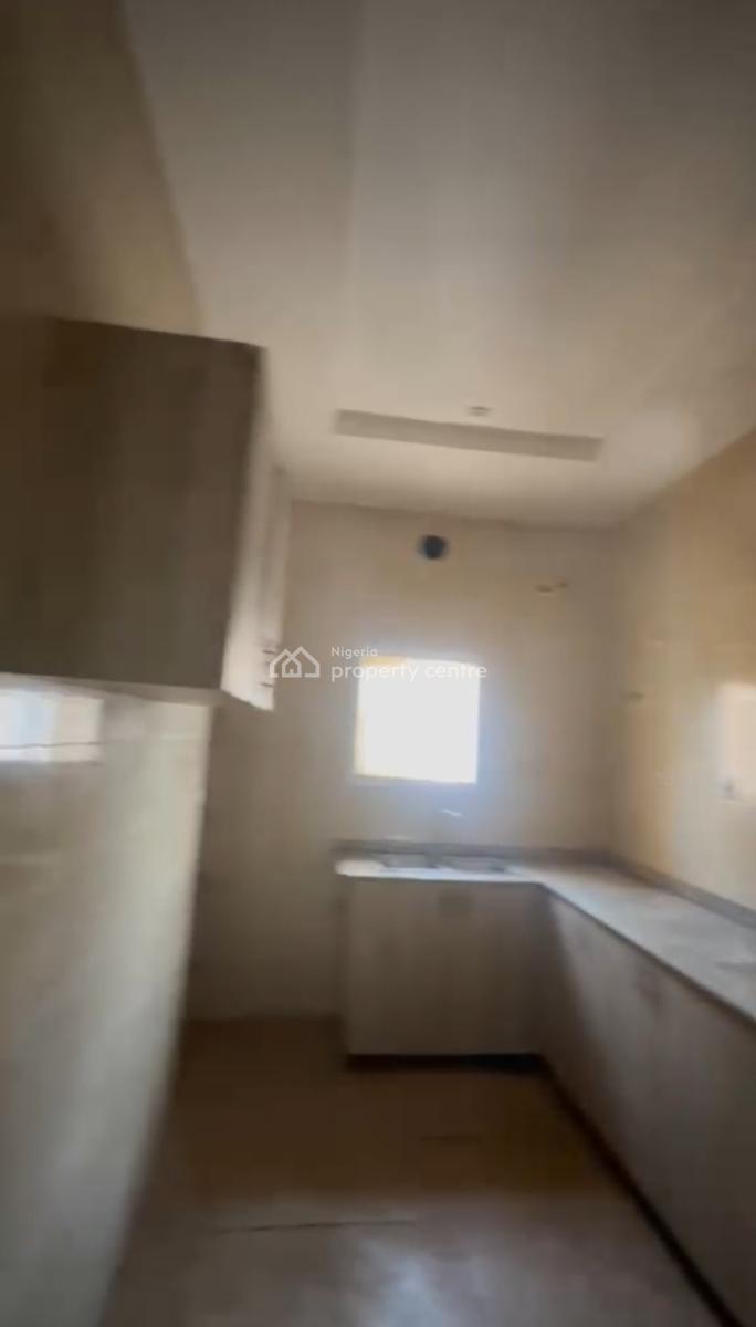 Clean 2bedroom Flat. 2nd Floor Tarred Rd, American International School, Garki, Abuja, Flat / Apartment for Rent