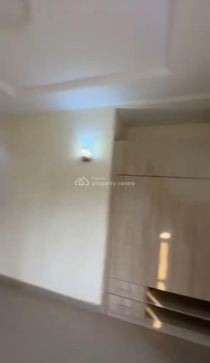 Clean 2bedroom Flat. 2nd Floor Tarred Rd, American International School, Garki, Abuja, Flat / Apartment for Rent