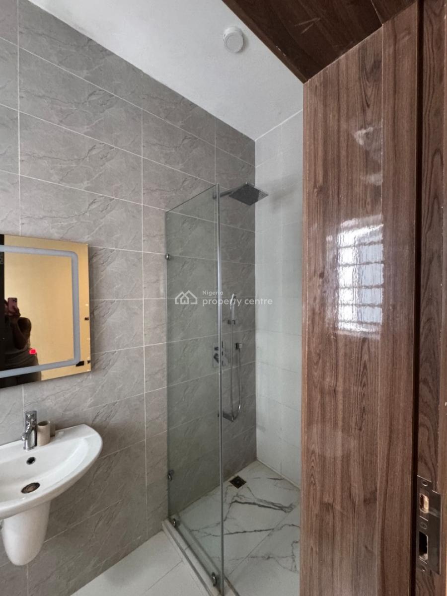 Spacious 2 Bedroom Apartment, Lekki Phase 1, Lekki, Lagos, Flat / Apartment for Rent