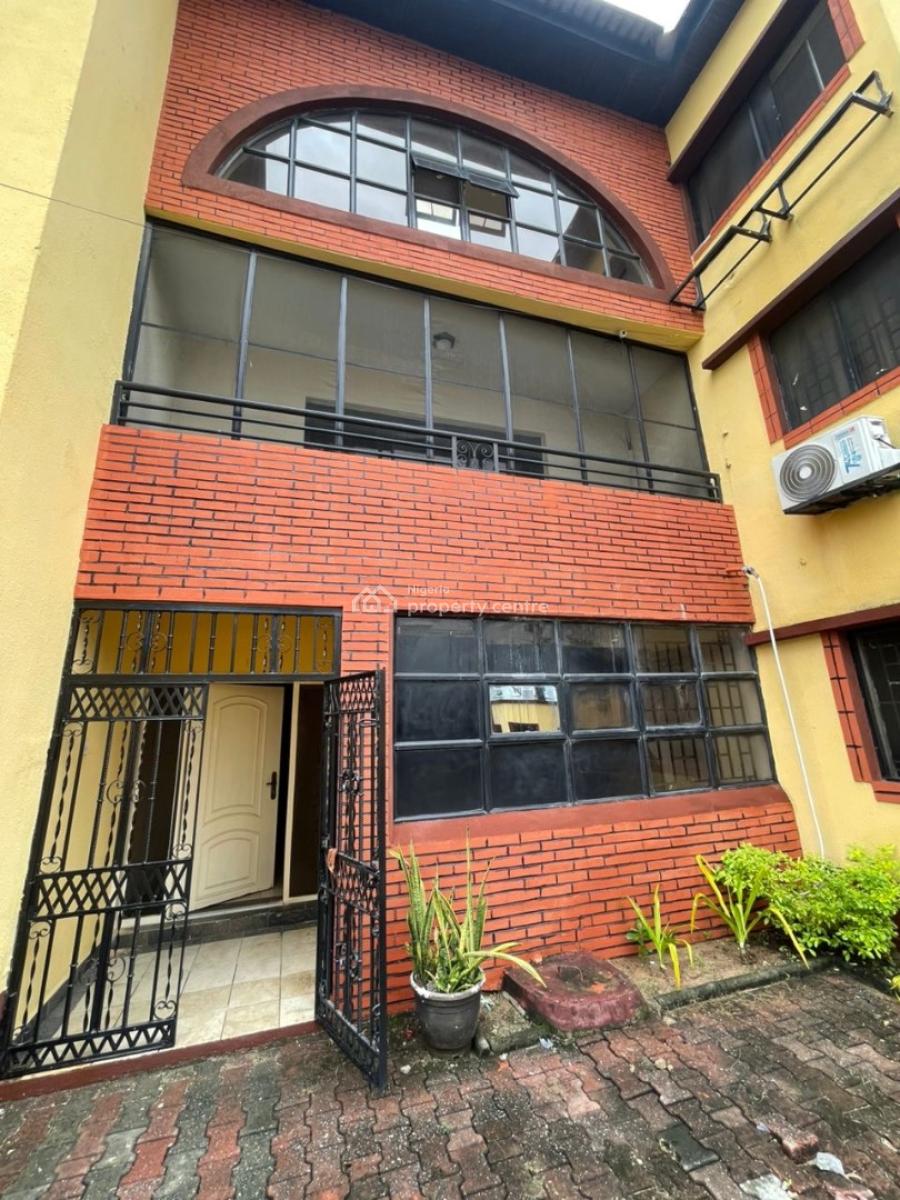 Spacious 3 Bedroom Apartment, Lekki Phase 1, Lekki, Lagos, Flat / Apartment for Rent