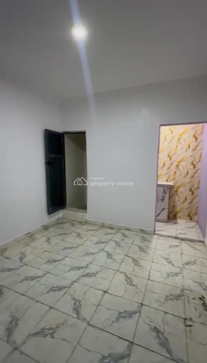 a Fairly Used and Standard Mini Flat Available, Off Shipeolu Street, Shomolu, Lagos, Shomolu, Lagos, Mini Flat (room and Parlour) for Rent