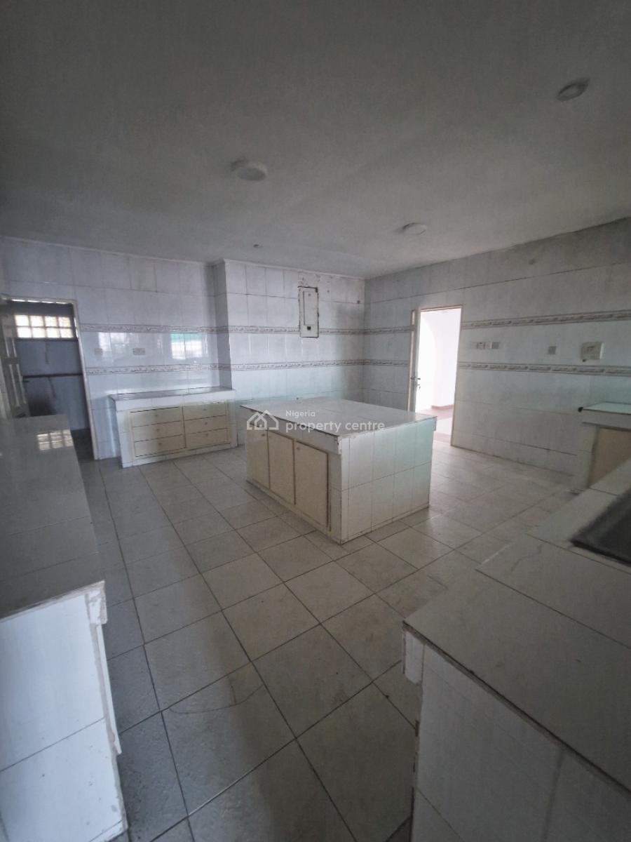 Spacious 4 Bedroom Apartment with Bq (old Building), Lekki Phase 1, Lekki, Lagos, Flat / Apartment for Rent