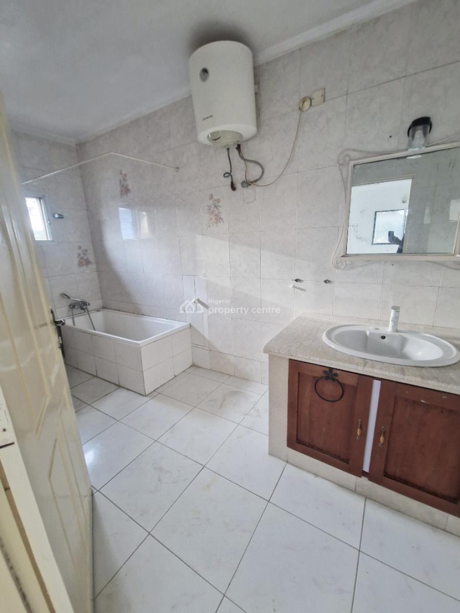 Spacious 4 Bedroom Apartment with Bq (old Building), Lekki Phase 1, Lekki, Lagos, Flat / Apartment for Rent