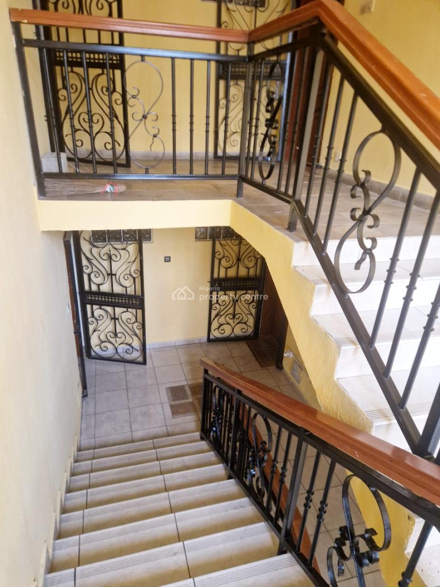 Spacious 4 Bedroom Apartment with Bq (old Building), Lekki Phase 1, Lekki, Lagos, Flat / Apartment for Rent