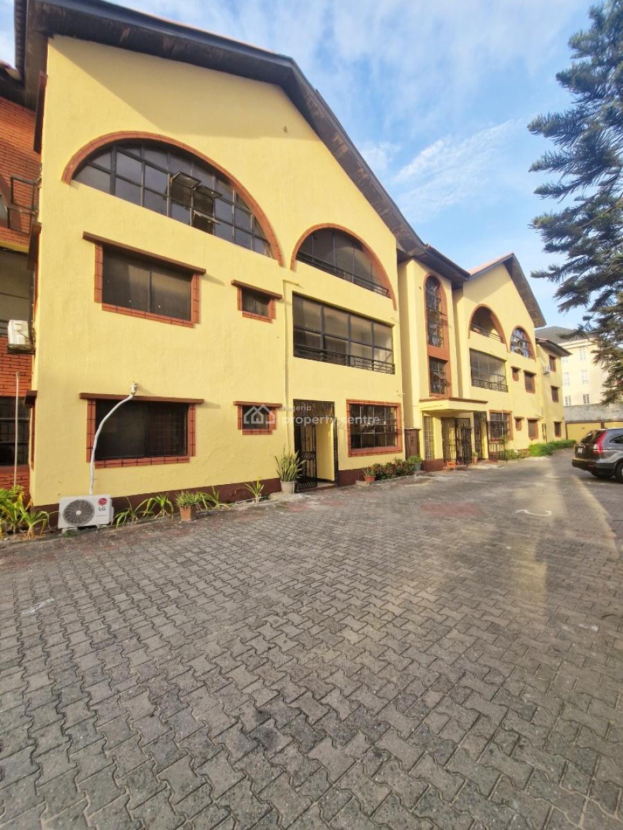 Spacious 4 Bedroom Apartment with Bq (old Building), Lekki Phase 1, Lekki, Lagos, Flat / Apartment for Rent