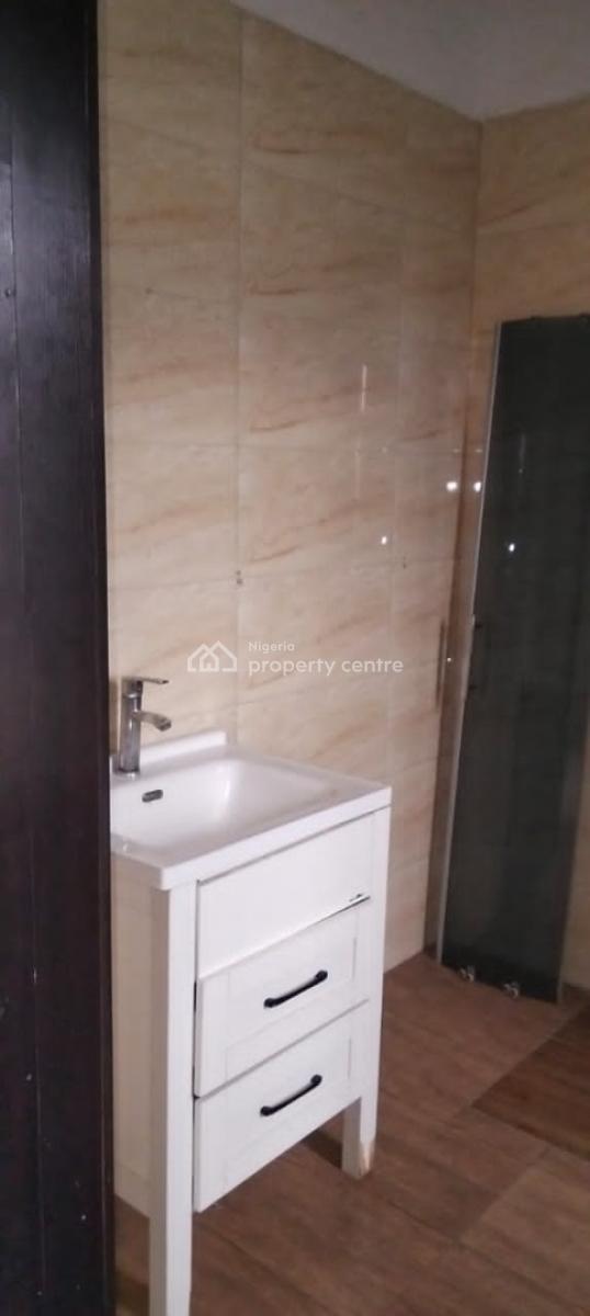 Serviced 3 Bedroom En-suite Flat with an Enclosed Fitted Kitchen Cabin, Lekki Phase 1, Lekki, Lagos, Flat / Apartment for Rent