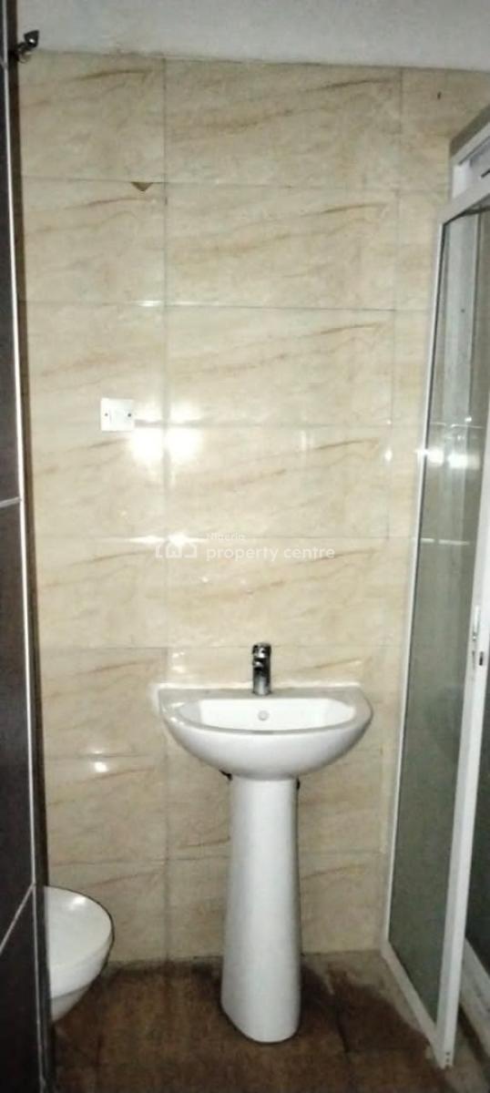 Serviced 3 Bedroom En-suite Flat with an Enclosed Fitted Kitchen Cabin, Lekki Phase 1, Lekki, Lagos, Flat / Apartment for Rent